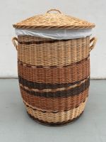 Wäschekorb mit Stoffeisatz