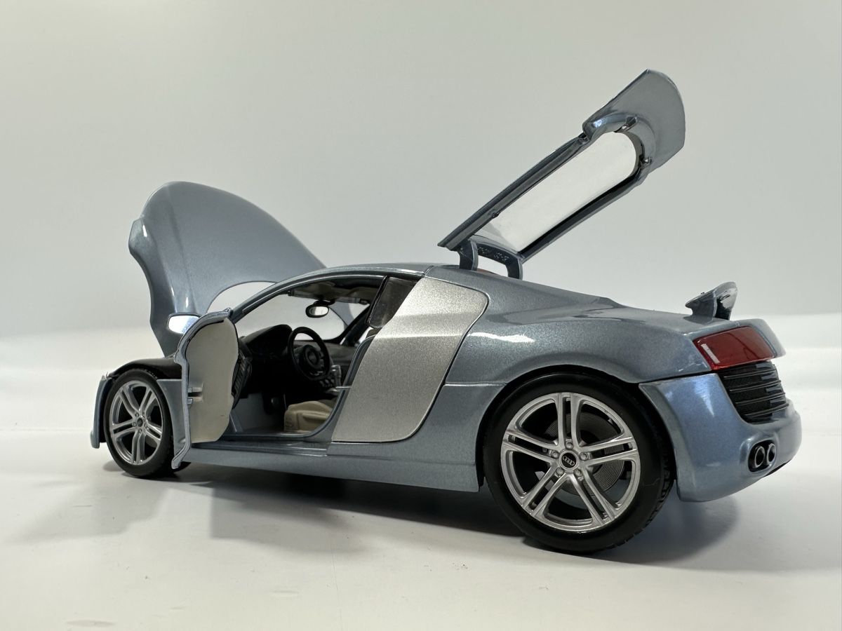 Maisto Modellautos: Audi R8 1:18, blau-silber, MAISTO – Gebraucht aus Zofingen von rf9_x2xt 7