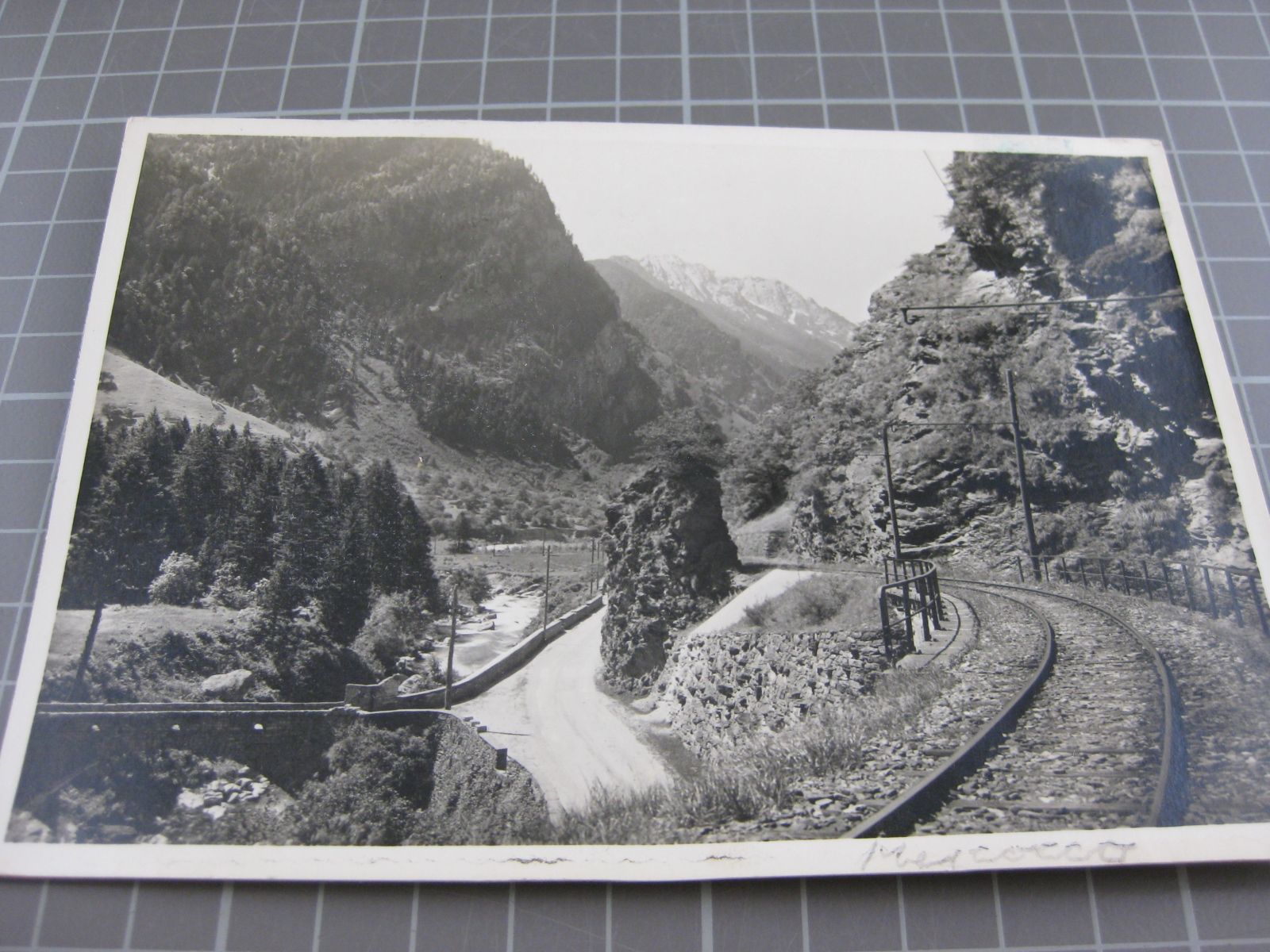 Cartoline postali: AK Soazza mit Bahn – Usato da Malters venduto da Marosko
