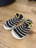 Chaussons Collegien rayés noir et blanc taille 22/23