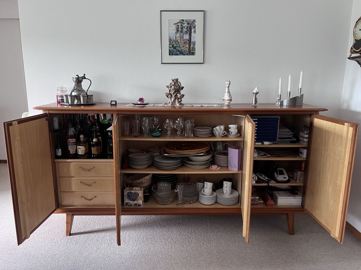 Credenze: Wunderschönes vintage Nussbaum Buffet – Usato da Winterthur venduto da T890251 1