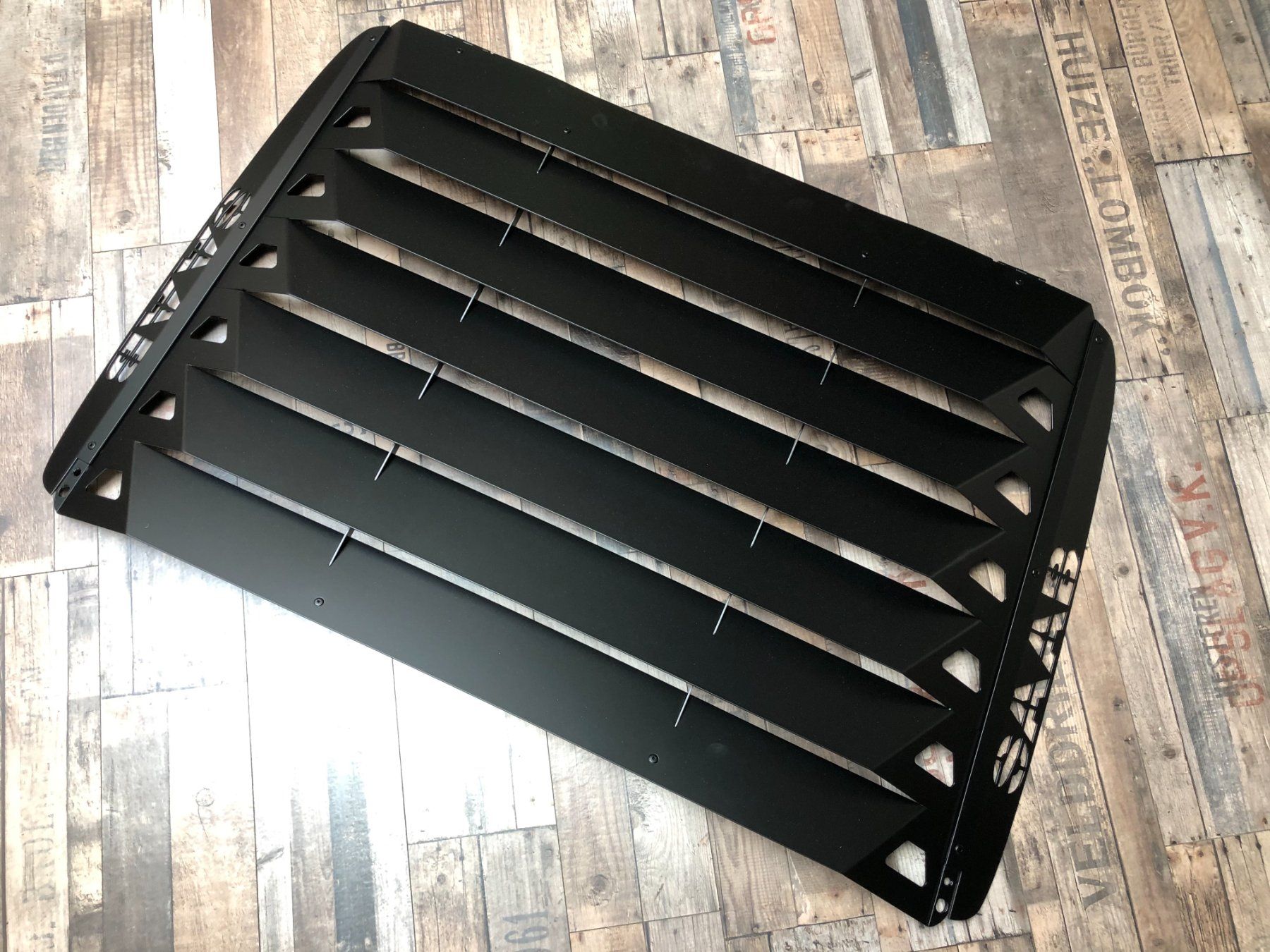 Saab Tutti pezzi di ricambio auto: Replica rear window shadow Louver SAAB 900 Classic Hatchback – Nuovo e nell'imballaggio originale da Fenil-sur-Corsier venduto da HEMIsphere_Garage