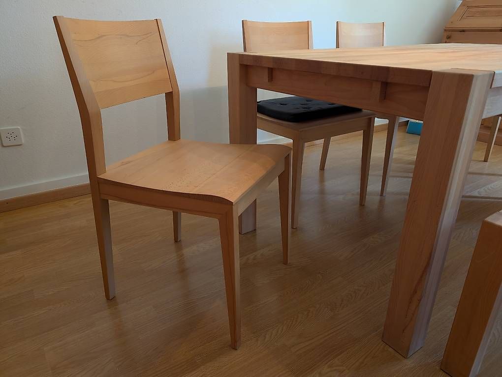 Set de table et chaises: Esstisch mit 4 Stühlen und einer Bank – D'occasion à Bern par sim_zzs9 2