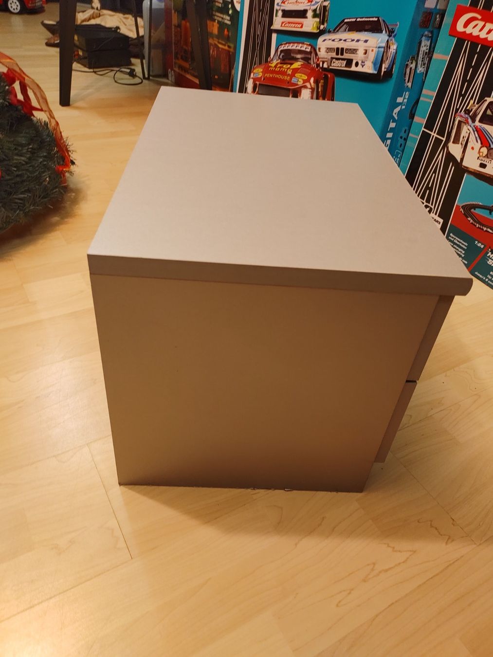Nachttische: Nachttisch silber/rot CHF 10.- – Gebraucht aus Wangen b. Olten von Meyrol 3