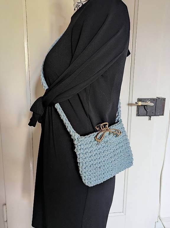 Borse da donna: Gehäkelte Handtasche, hellblau – Usato da Schwyz venduto da Magdalena86 1