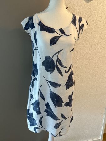 Schönes Sommerkleid weiss mit Blumenmuster