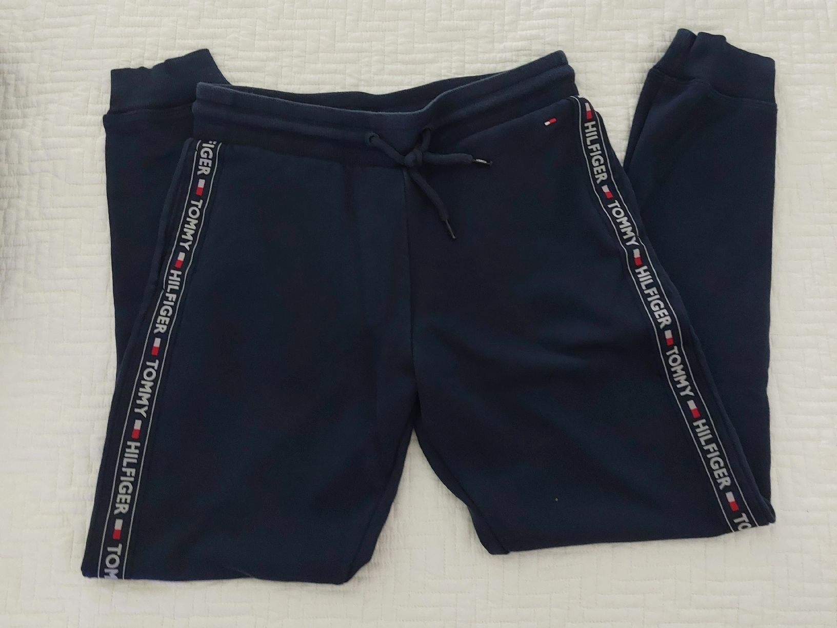 Tommy Hilfiger Lotti di vestiti: Tommy Hilfiger Set, Trainer Pullover, Jacke mit trainerhose – Usato da Zürich venduto da Martinlaehner 3