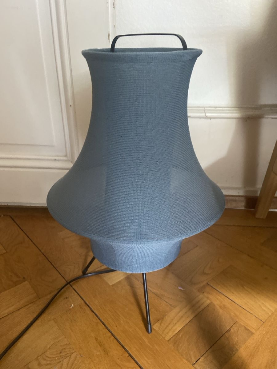 Lampade: Lampada da ambiante blu con treppiede, altezza 50 cm – Usato da Lausanne venduto da lau_8vk7 1