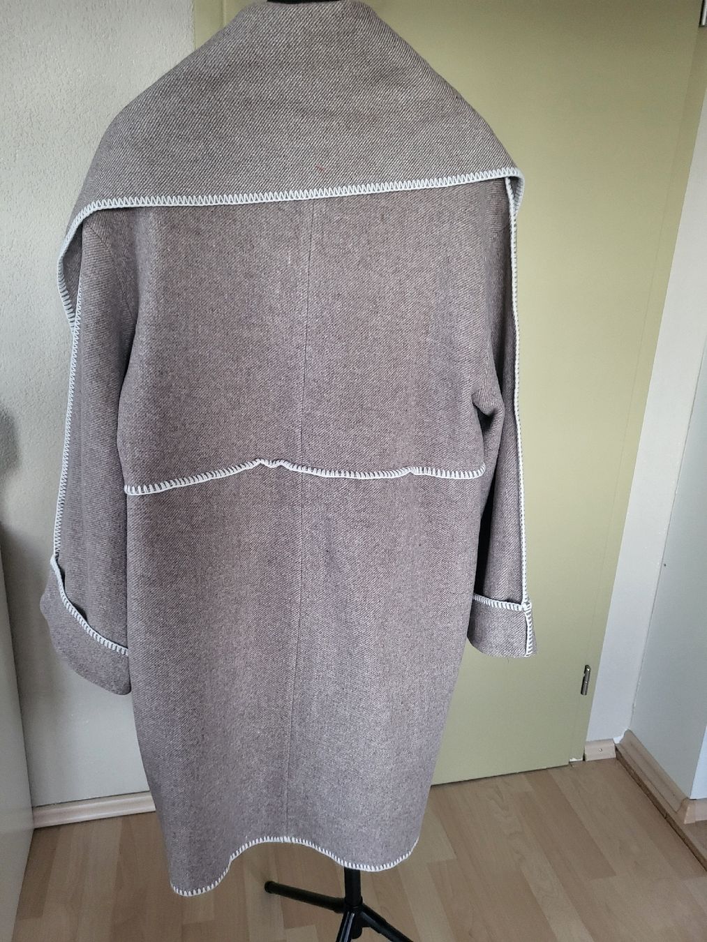 Cappotti: Neo Noir Wool Blend Coat with attached scarf – Nuovo (secondo la descrizione) da Sarmenstorf venduto da zuz_q5kq 1