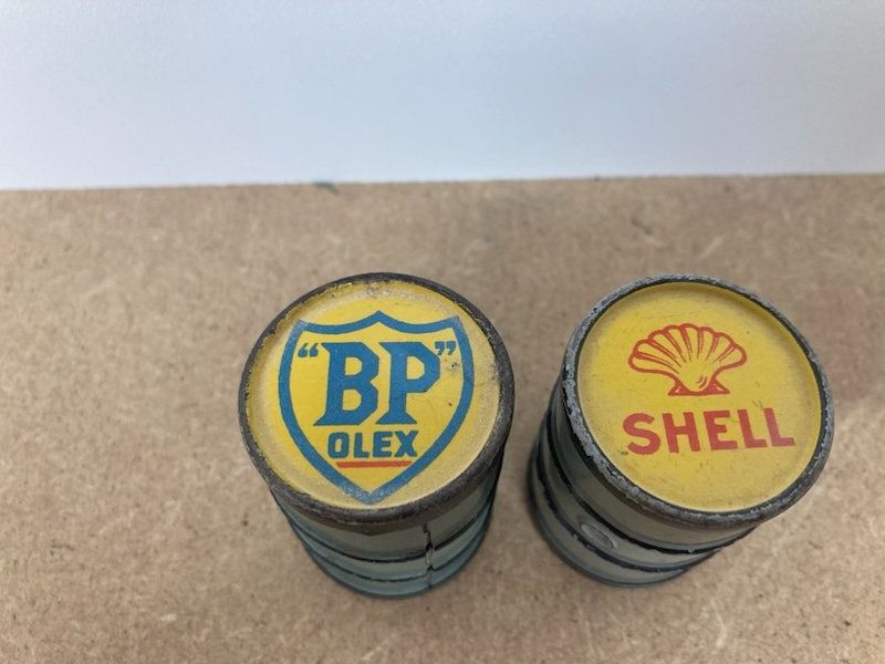 Modelleisenbahnen: Spur 0, Spur 1: 2 Ölfässer Shell, Standard, BP Ladegut – Gebraucht aus Büsserach von ModellbahnDepot 2