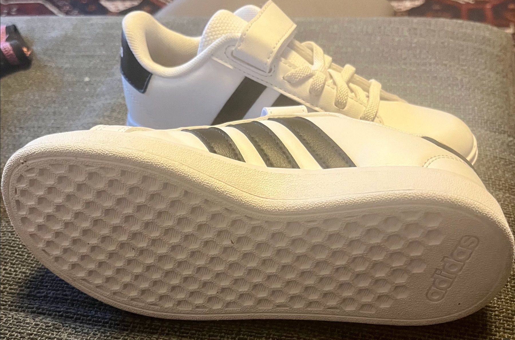 Adidas Schuhe für Jungen: Neue Adidas Turnschuhe Grösse 30.5 – Neu (gemäss Beschreibung) aus Zürich von sub_nzp5 2