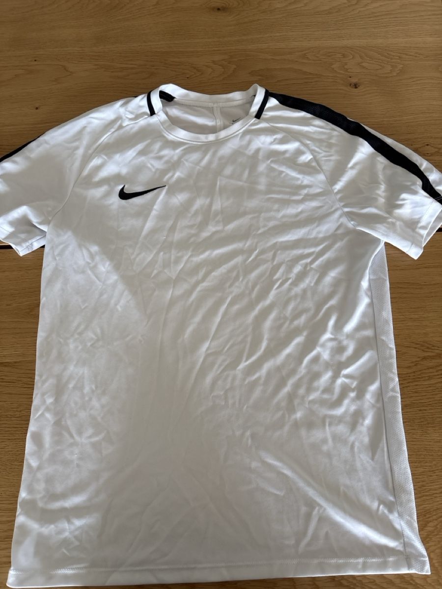 Nike T-Shirts: Nike Shirt in Weiss L – Gebraucht aus Richterswil von Nancy69