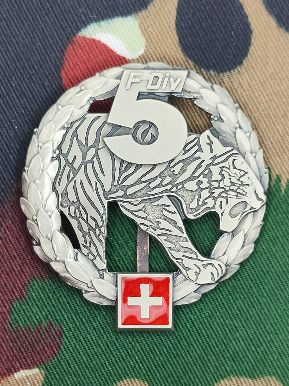 Schweizer Armee Placchette & Badge: Béretemblem Felddivision 5, Variante 2 – Usato da Bauma venduto da SwissMilitaria