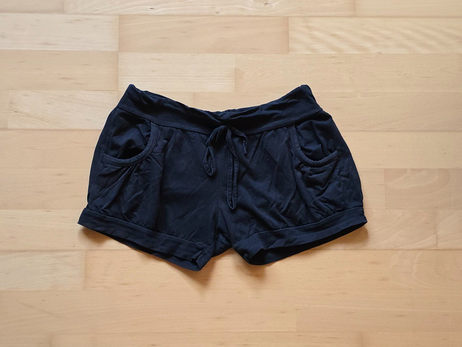 Pantaloni: Lässige Hotpants schwarz S – Usato da Dättlikon venduto da Wundertuete_