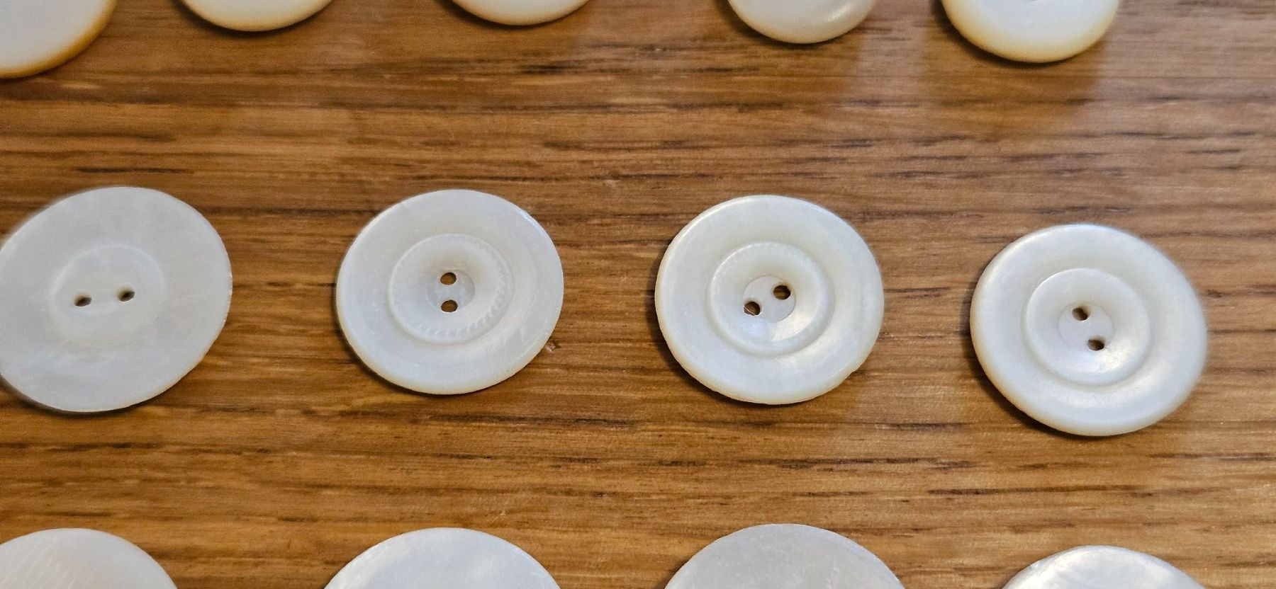 Bottoni: 25 boutons anciens en nacre – Usato da Carouge GE venduto da Lea000 3