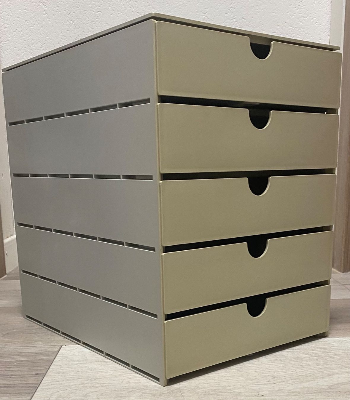 Sistemi di archiviazione: Schubladenbox 5 Fächer hellgrau A4 Ablagesystem Büroeinricht – Usato da Ennetmoos venduto da Tabakfrei