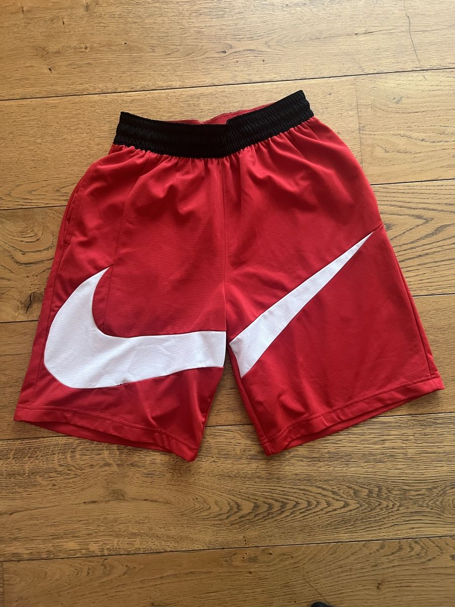 Nike Hosen: Nike Dri-FIT Short Gr. S rot-weiss – Gebraucht aus Rütihof von Rosy13