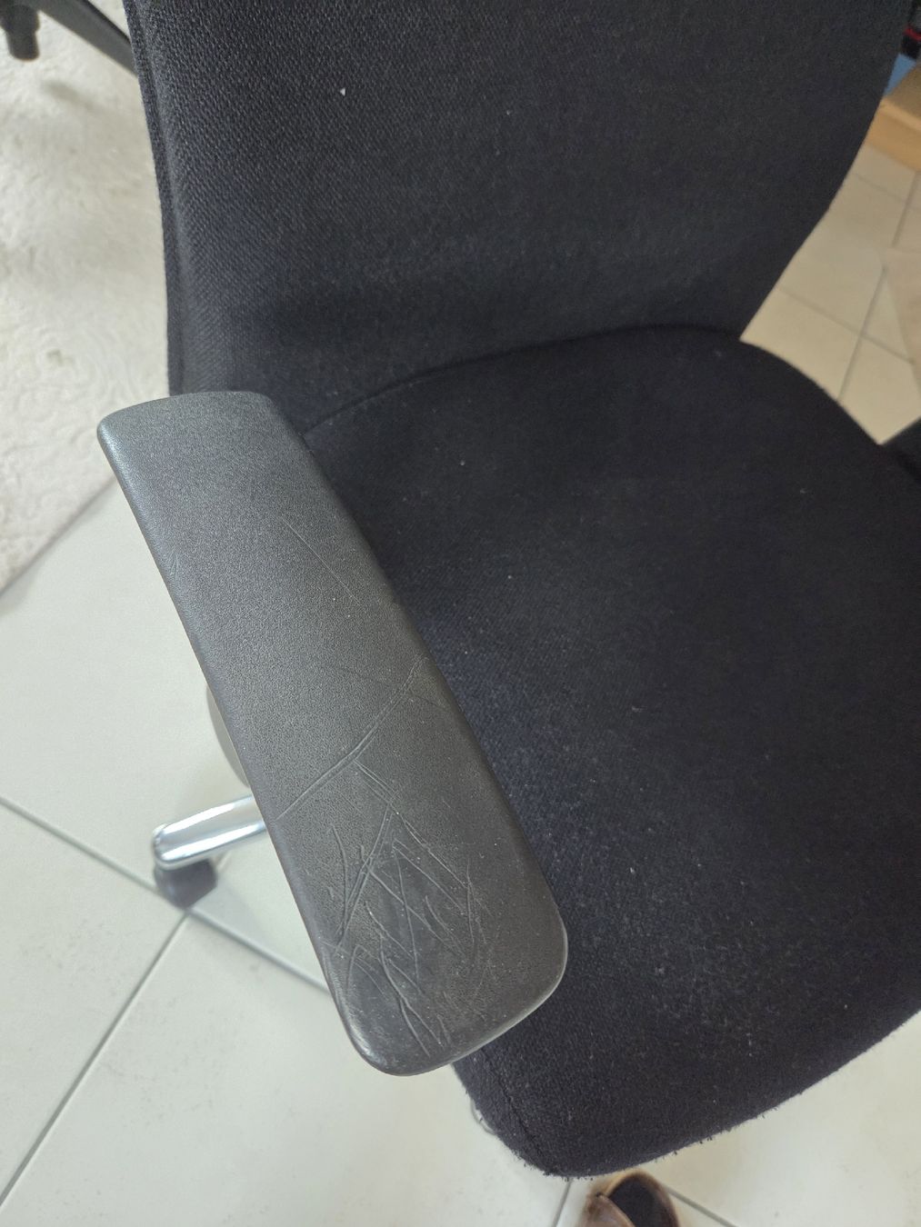 Poltrone: Used Black Office Chair - Comfortable and Adjustable! – Usato da Belp venduto da Panther_ 2