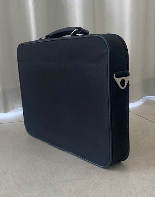 Taschen: Schwarze Laptoptasche – Gebraucht aus Luzern von Lisbeth54
