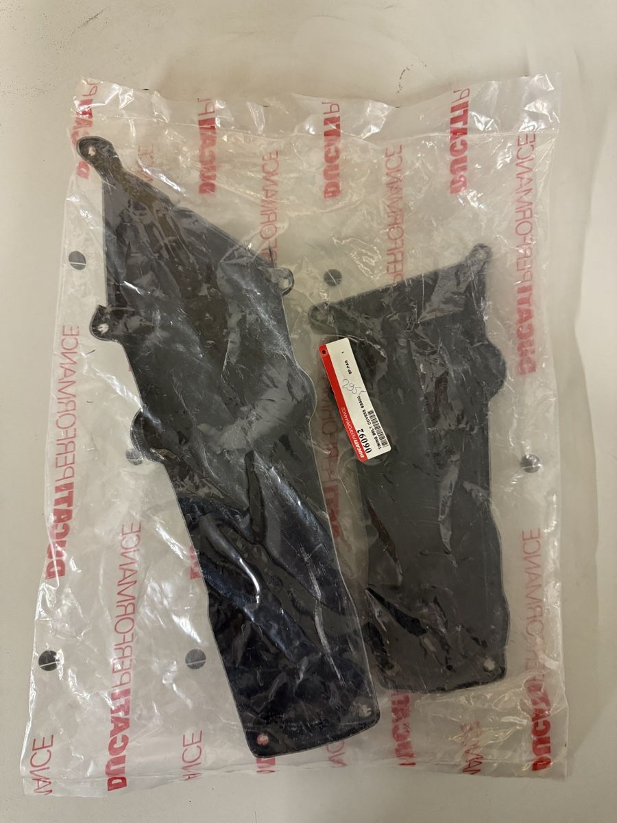Ducati Alle Motorradersatzteile: Kit de caches courroies carbone Ducati Performance 900ss NOS – Neu und originalverpackt aus Cossonay-Ville von Jeromek