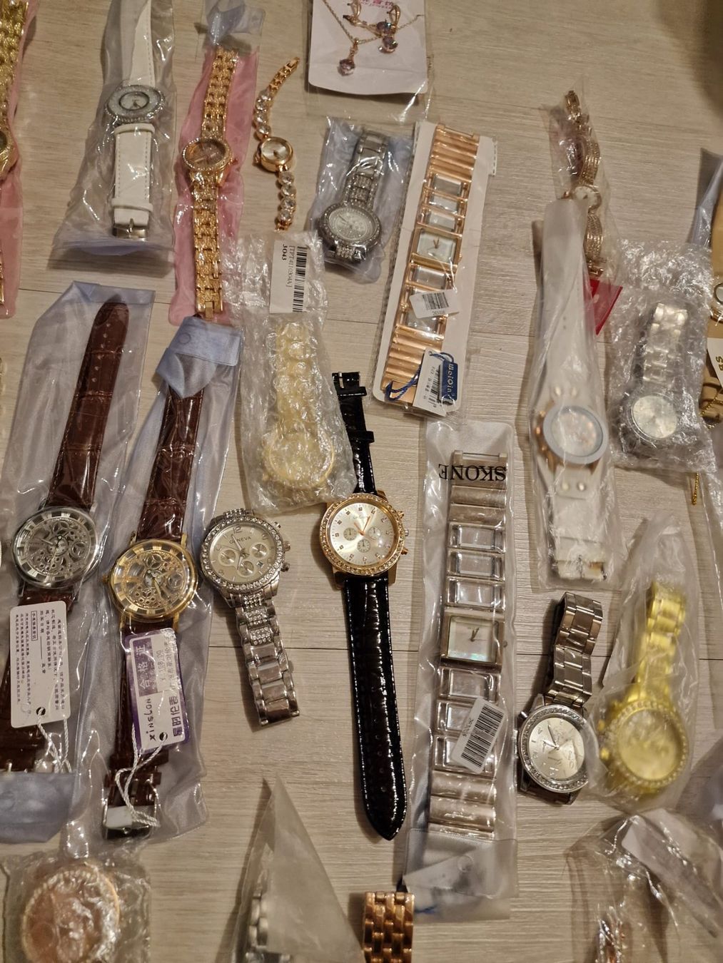Orologi: NEU! 33 Uhren – Nuovo e nell'imballaggio originale da Schübelbach venduto da chinchilla84 1