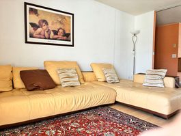 Grosses Disigner-Sofa mit vielen Kissen