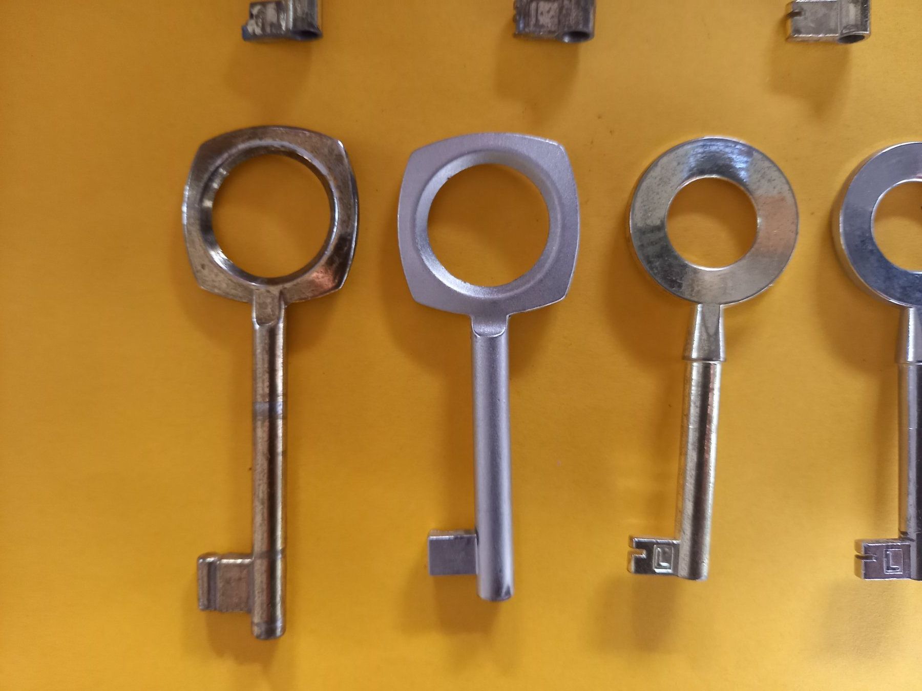 Chiavi: Lot de 10 clefs à panneton pour meubles – Usato da Rossens FR venduto da Souris1 8