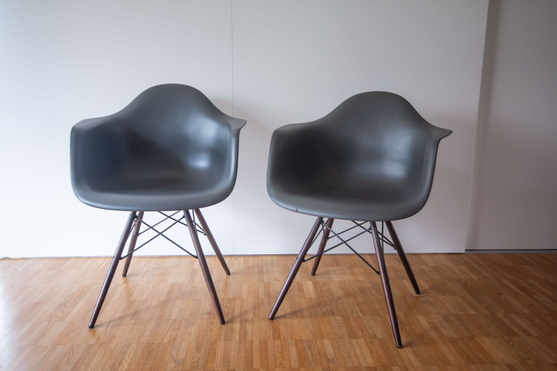 Eames Sedie: 2x Eames Plastic Armchair – Usato da Zürich venduto da ip_8055