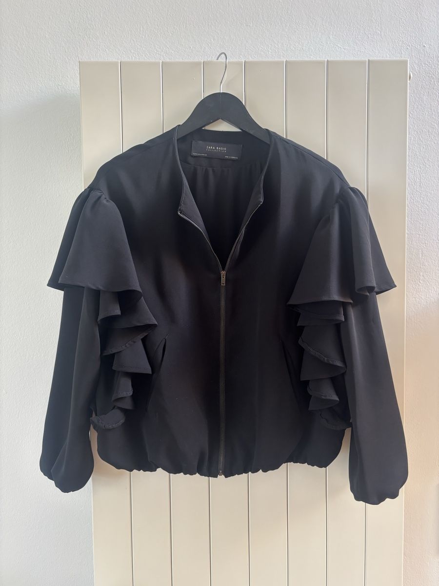 Zara Giacche: Zara Basic Black Ruffle Bomber Jacket - Size M - Chic! – Nuovo e nell'imballaggio originale da Genève venduto da chl_zc89