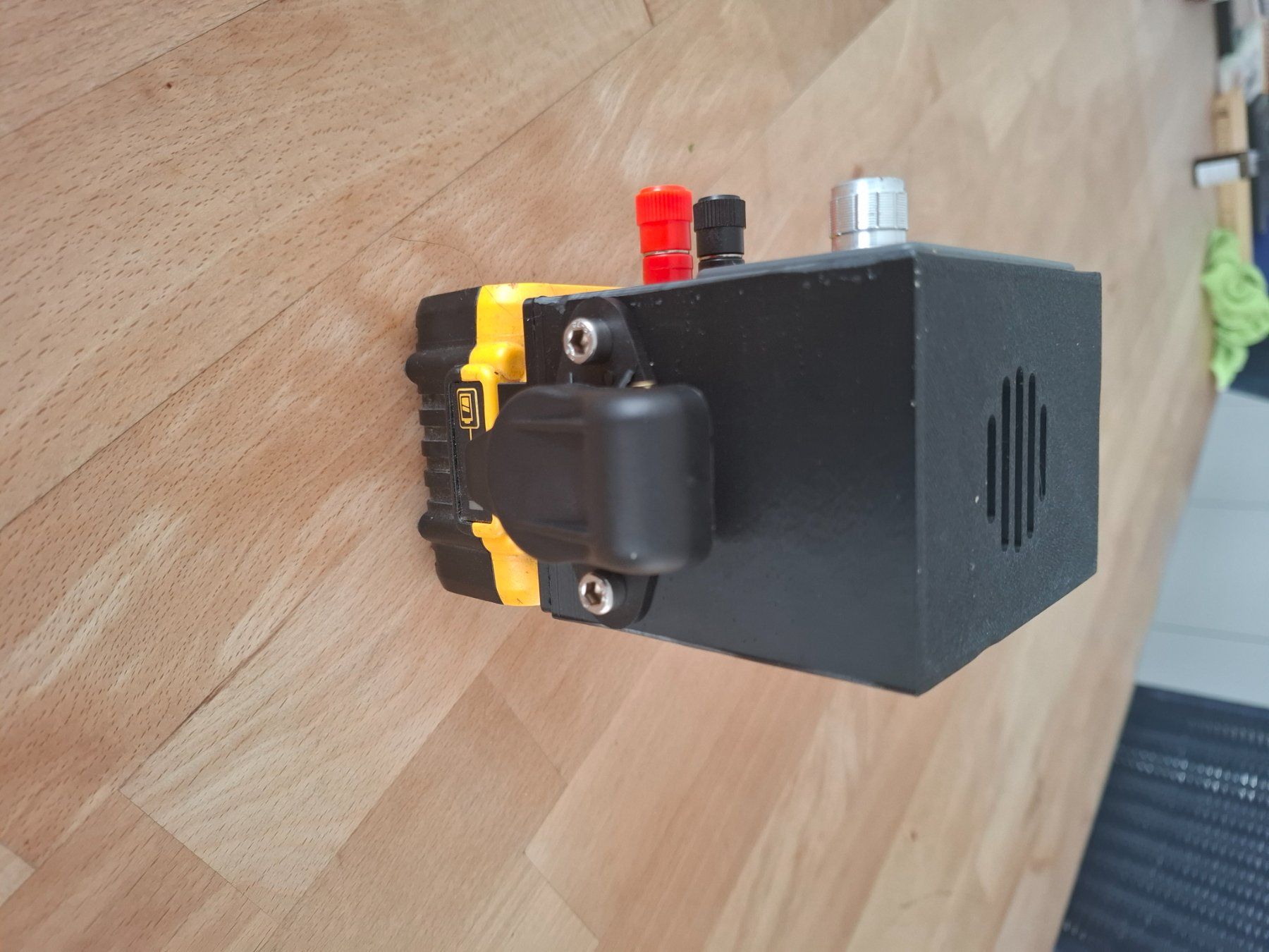 Composants électroniques: Netzteil 5-18V DC  Power Supply Dewalt – Neuf avec emballage d'origine à Ried b. Kerzers par Strobo 2