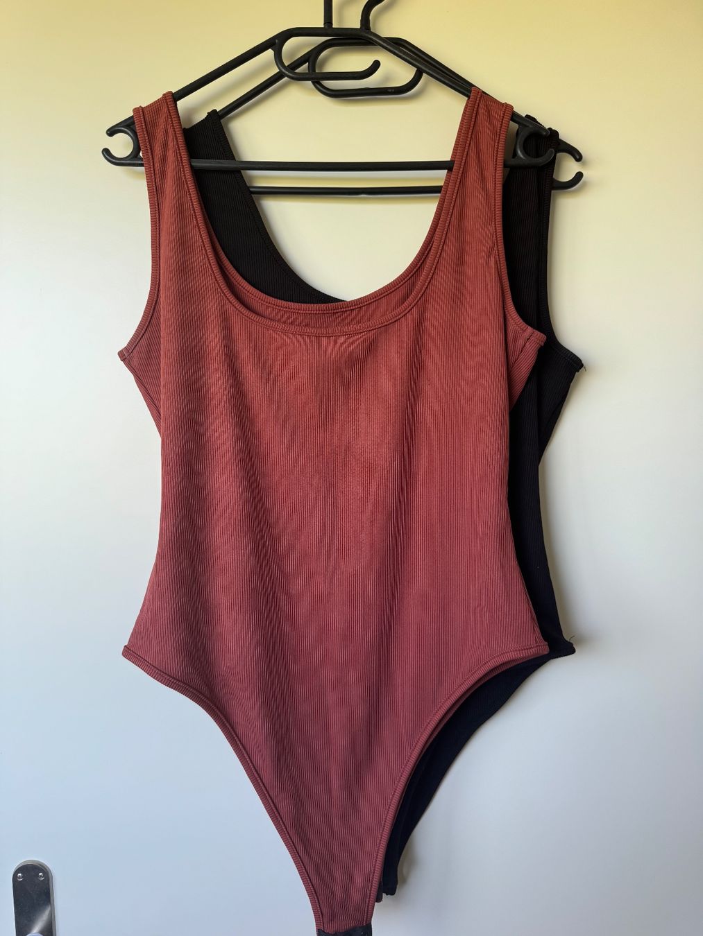 Top: 2 Bodysuits Schwarz/Rostbraun – Usato da Zürich venduto da cha_7n8s 3
