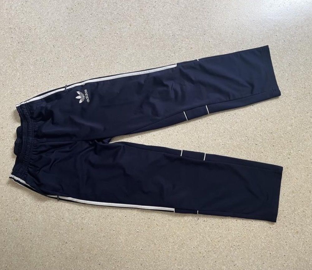 Adidas Pantaloni: Adidas Sporthose dunkelblau – Usato da Vaduz venduto da bestbest 3
