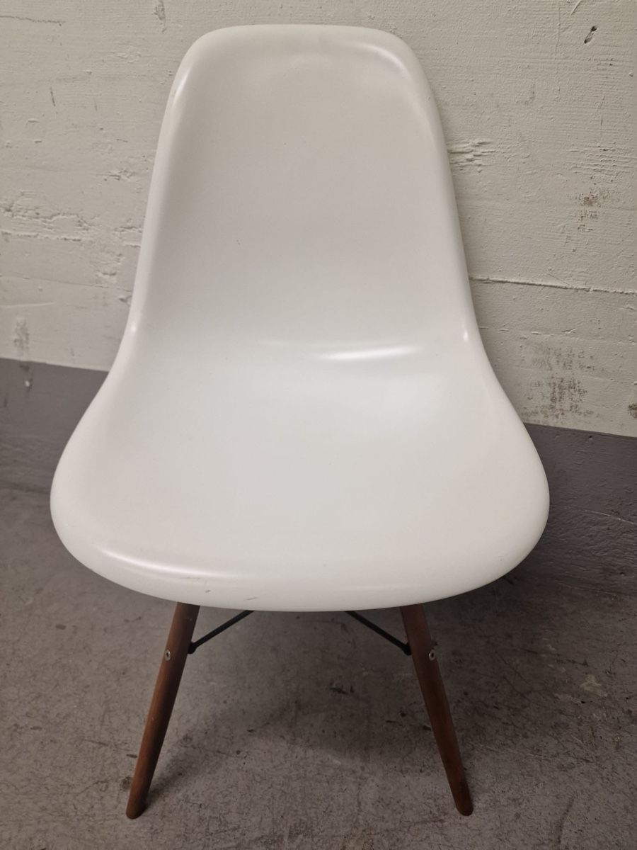 Stühle: Vintage Stuhl Weiss – Gebraucht aus Zürich von Vintage-1993