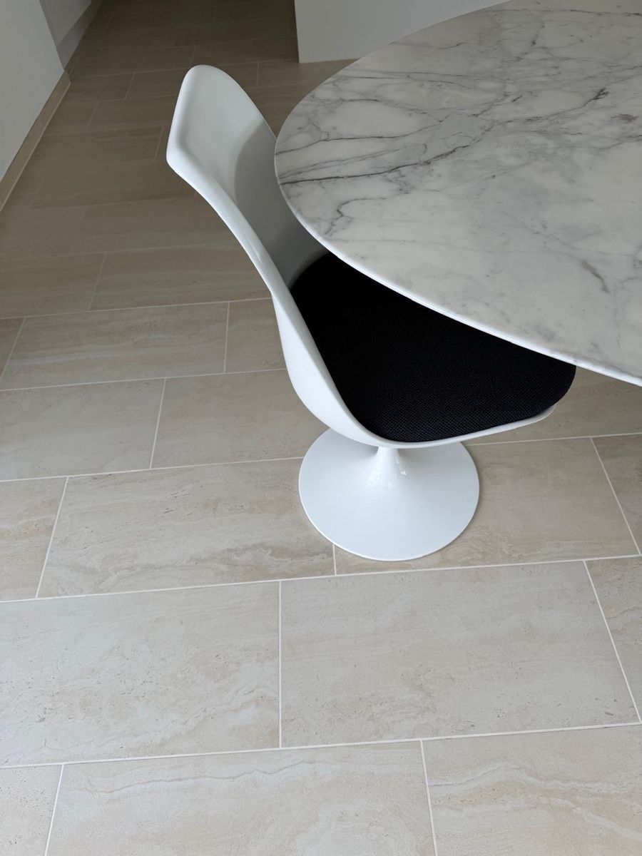 Knoll Set di tavolo e panche: Knoll Oval Saarinen table – Nuovo (secondo la descrizione) da Zürich venduto da Claus-Zr 4
