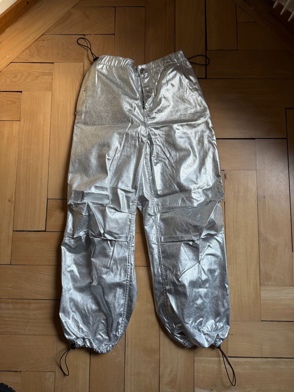 Bershka Pantaloni: BERSHKA - Track Pants Hose silbern 40 – Usato da Zürich venduto da Diazaio