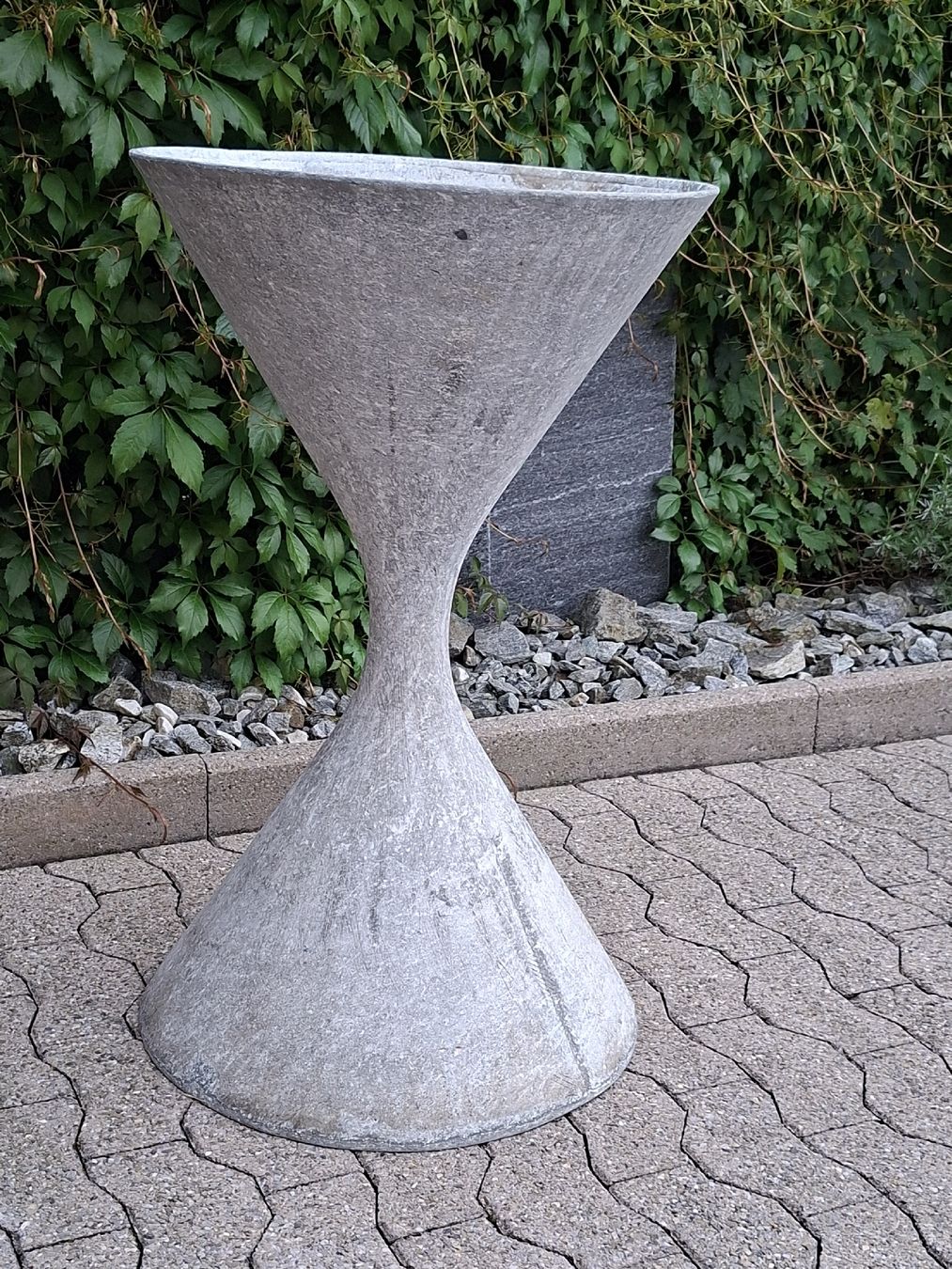 Eternit Vasi per fiori: Willy Guhl Blumenspindel Eternit – Usato da Ganterschwil venduto da HeidiuPeter