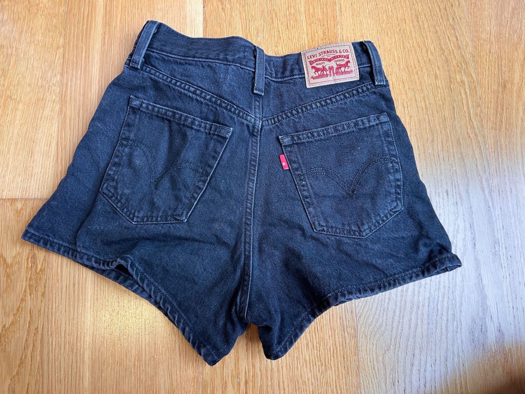 Levi's Jeans: Levi's Shorts – Neu (gemäss Beschreibung) aus Thunstetten von ise_6glx 1