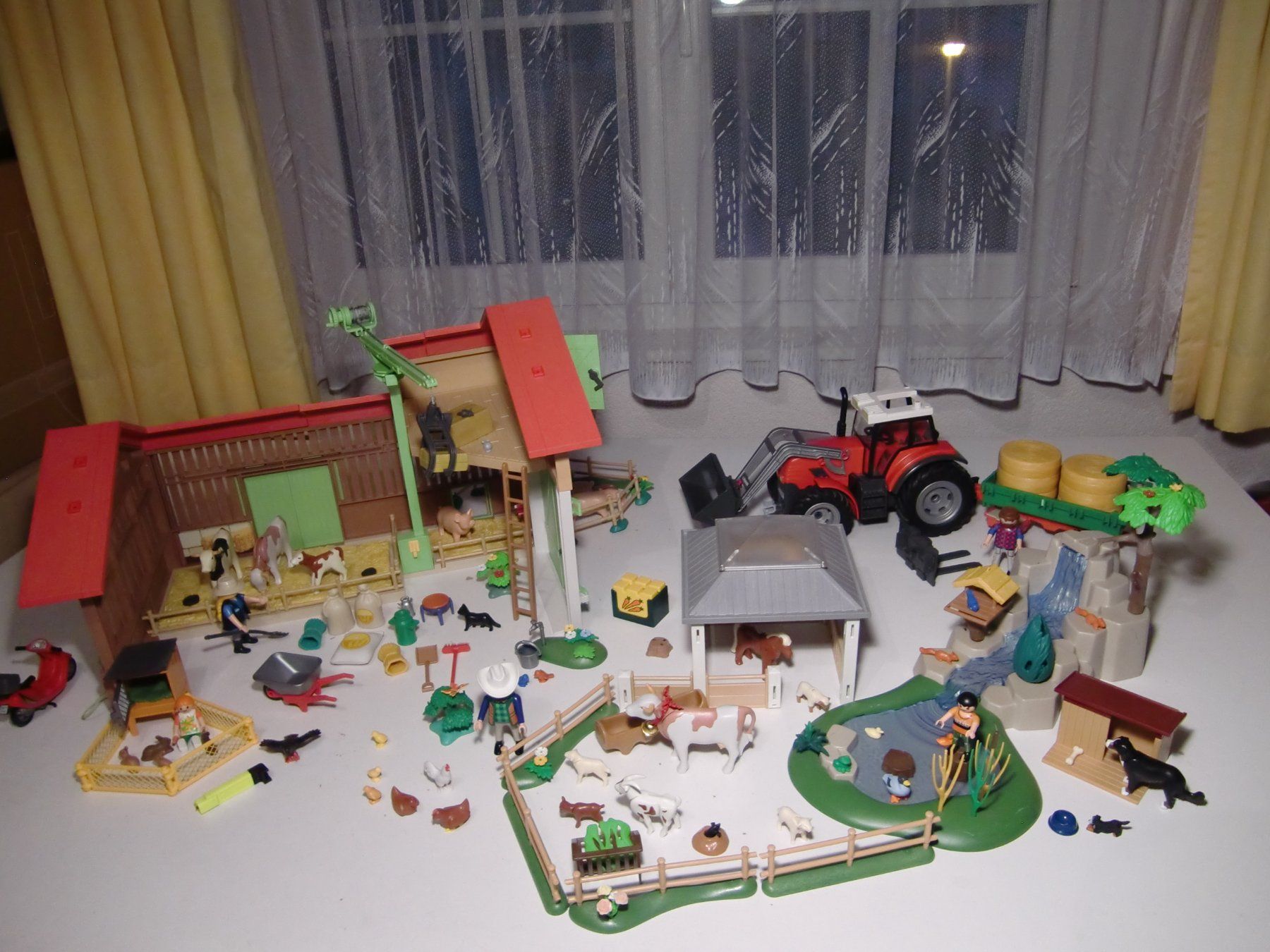 Playmobil Spielzeuge: Playmobil Bauernhof mit Traktor – Gebraucht aus Arbon von 200sterne