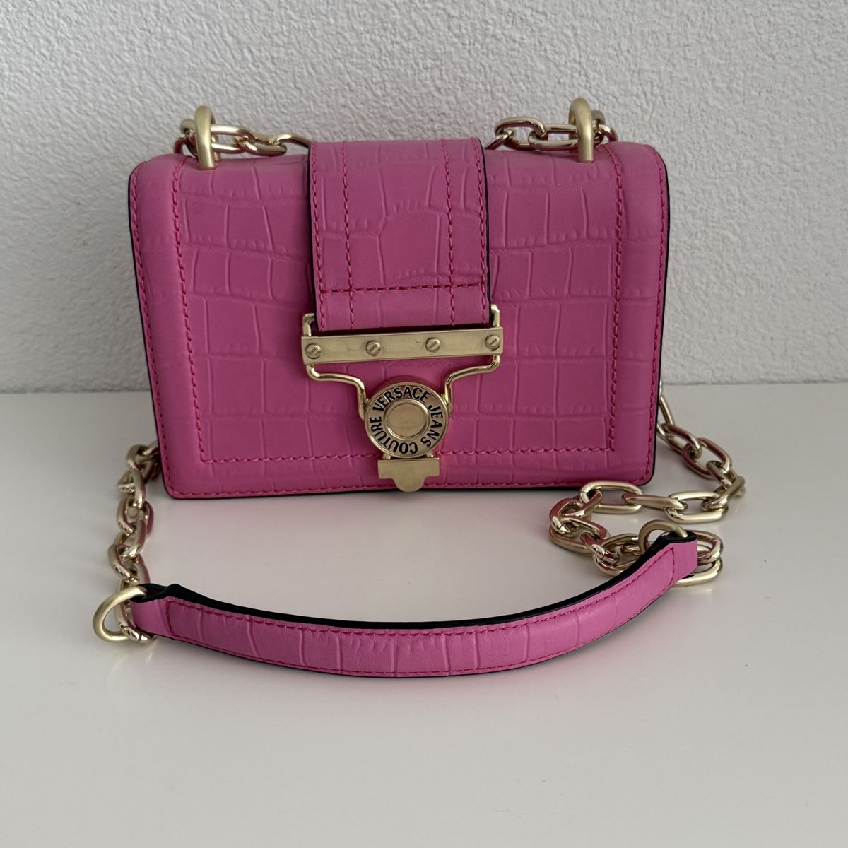 Versace Taschen für Damen: Versace Jeans Couture Umhängetasche Krokooptik – Neu (gemäss Beschreibung) aus Liestal von kurz.weilig