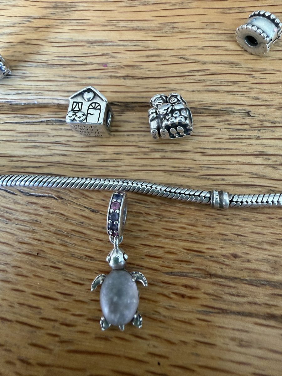Pandora Bracciali & Braccialetti: Pandora Armband mit 3 Charms – Usato da Fisibach venduto da Floh1981 2