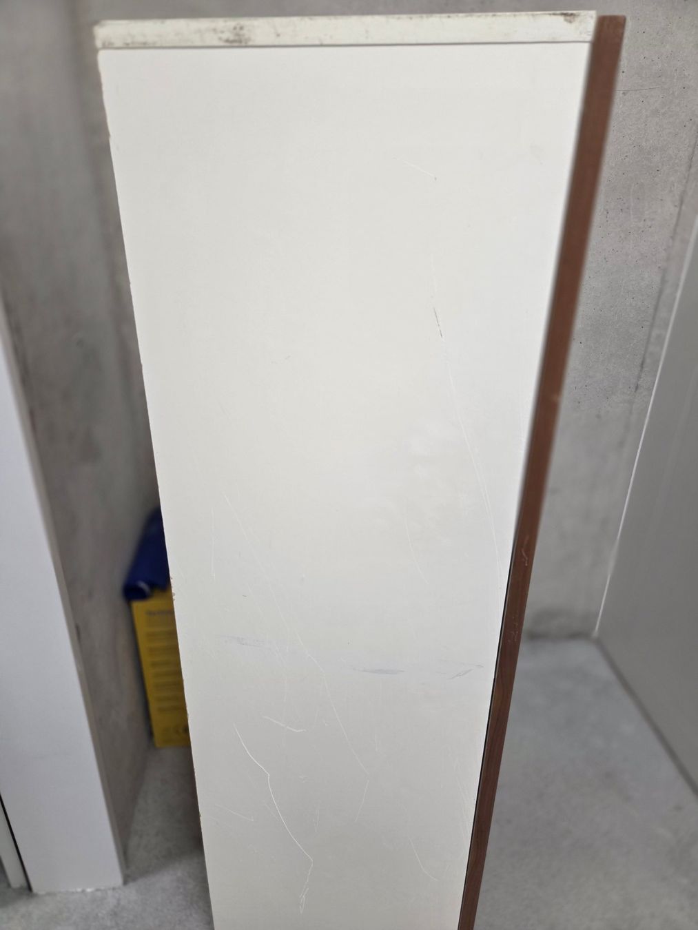 Étagères: Wall cabinet white with walnut effect door – D'occasion à Gockhausen par Alv_cer 3