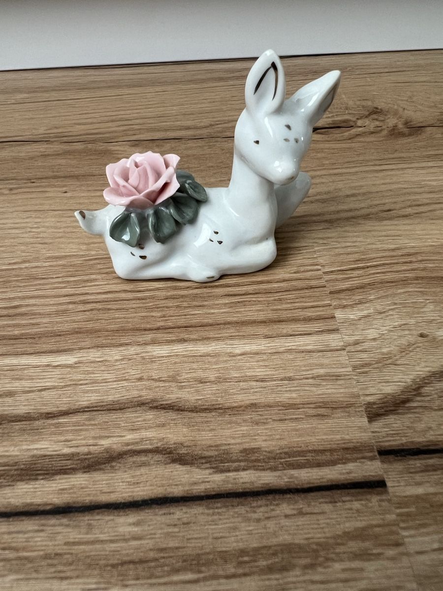 Alle Dekorationen: Vintage-Keramikfigur Rehkitz mit Rose – Gebraucht aus Dietikon von rts888