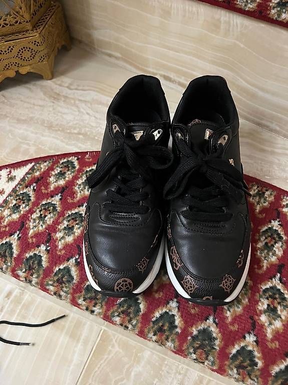 Chaussures femmes: Scarpe Guess – D'occasion à Giubiasco par Sasa73