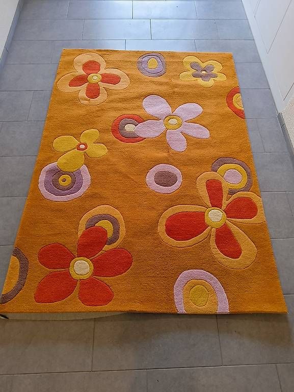 Teppiche: Oranger Teppich mit Blumen 140x200cm – Gebraucht aus Nänikon von Manta87