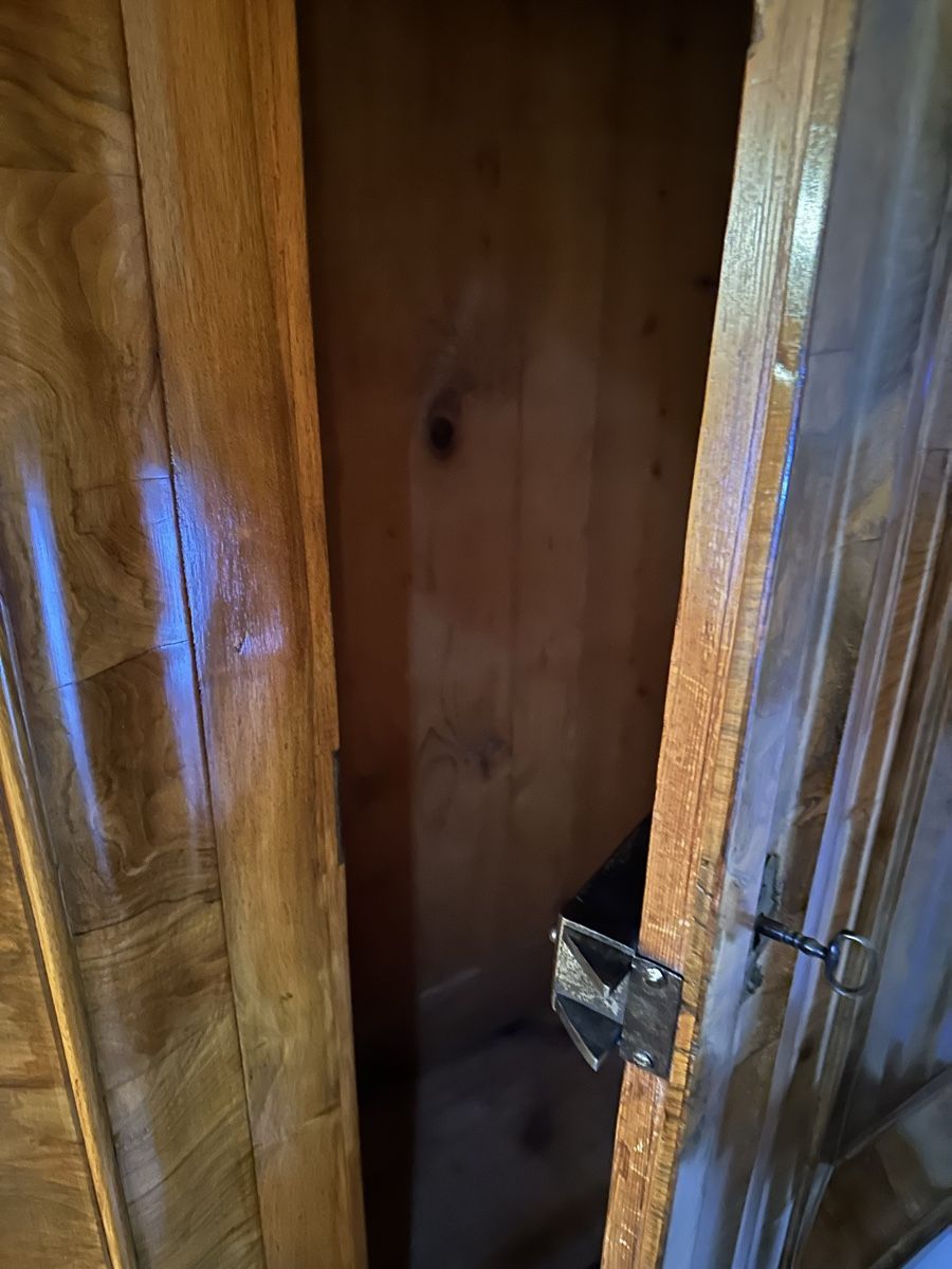 Schränke: Antik Schrank  – Gebraucht aus Uitikon Waldegg von Almostheaven 8