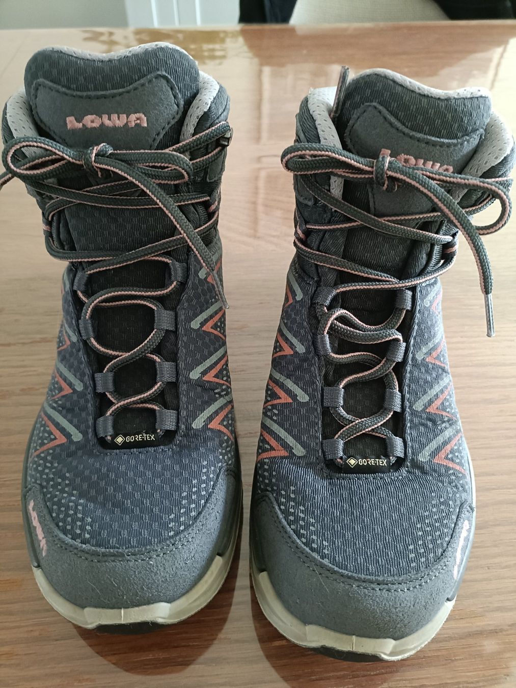 Lowa Scarpe per ragazze: Chaussures de randonnée LOWA - pointure 38 – Usato da Gland venduto da Gelerio