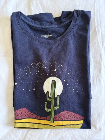 T-Shirt, Gr. M, dunkelblau mit Wüstenmotiv🌵☀️