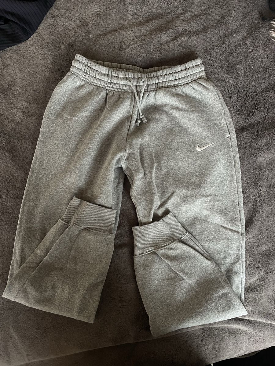 Nike Pantaloni: Jogging Nike gris – Usato da Ponts-de-Martel venduto da Manon_.brs