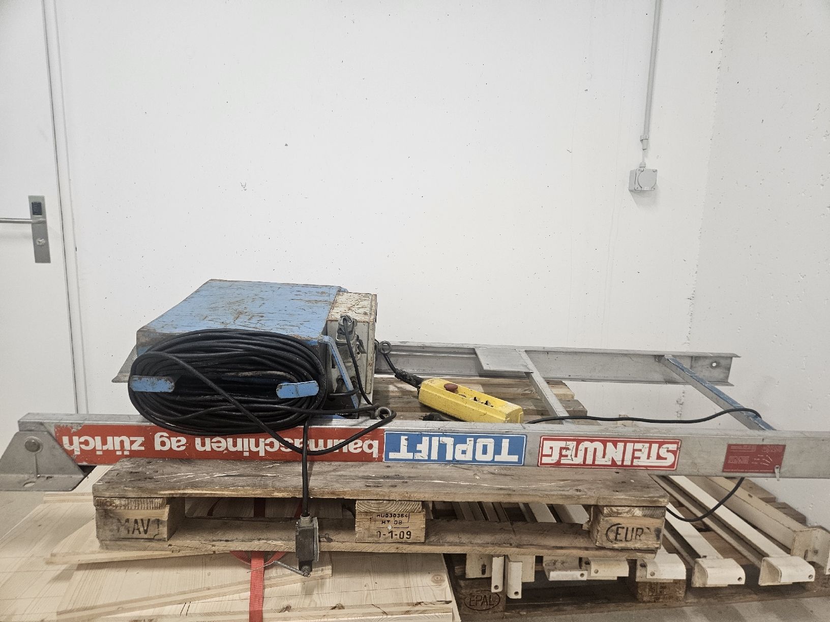 Tutte le macchine: Warenaufzug  Dachdeckerlift – Usato da Buchs LU venduto da wey123
