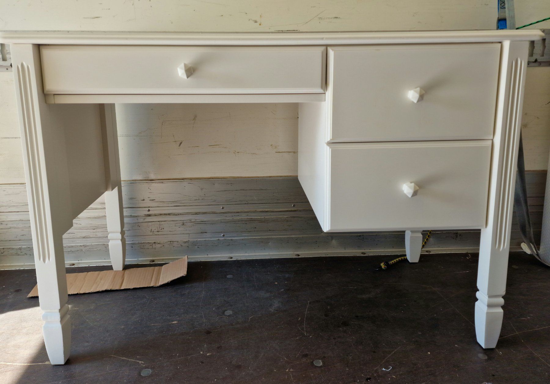 Scrivanie: White Desk with 3 Drawers in good Condition – Usato da Killwangen venduto da bmy_5rtt 1